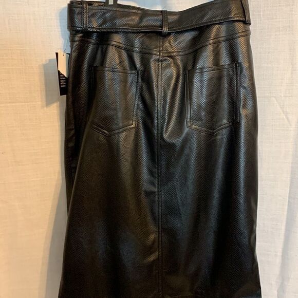 Beua Tilley size medium faux leather skirt, elastic waist band and belt. NEW - Picture 4 of 7